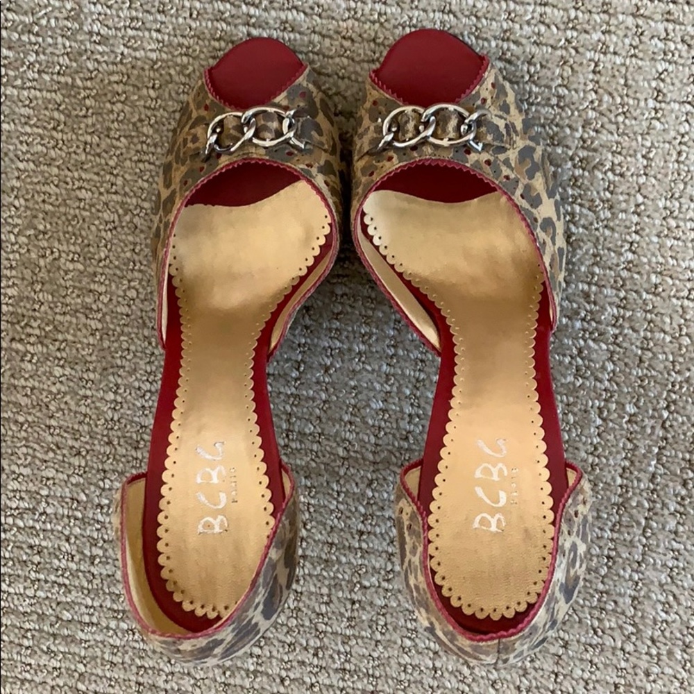 NWOB BCBG Leopard peep toe heels with chain detail